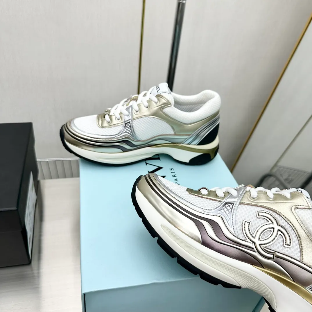 👟👟Ex-factory price 640 👟👟Chanel Chanel 23C Early Spring Resort Series Xiaoxiang Metal Casual Sports Shoes Gold Silver Horn King The latest foreign catwalk series Chanel Chanel 2023 Early Spring Series is held in the second smallest country in the world. The series is inspired by Monaco's international seaside lifestyle, from the F1 racing track to beach swimming pools, from casinos to tennis courts, to create a diverse and unique new series of racing driver's helmets, jumpsuits and other elements that have been reinterpreted to be more fashionable. Exquisite packaging at the delivery counter 🛍📦 ▪️Fabric: Original imported metal cowhide + technical fabric ▪️Inner lining: Original custom-made breathable mesh ▪️Sole: Original molded ultra-light foam combination outsole ▪️Sole thickness: 3.5CM ▪️Size: Women’s 35-41